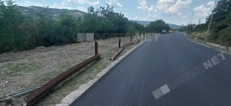 Асфалтират и обновяват входа на Момчилград