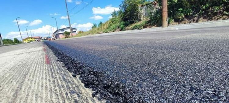 Започна полагането на първия слой асфалт по улица &bdquo;Освобождение&ldquo; в кв. Тева