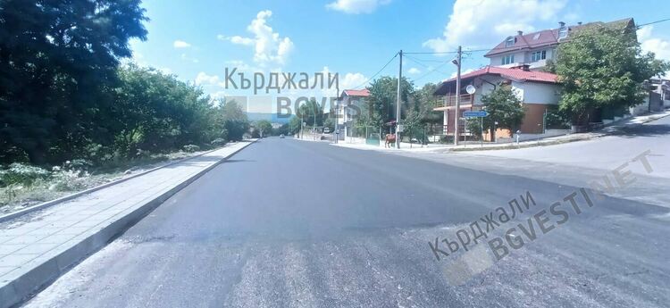 Асфалтират и обновяват входа на Момчилград