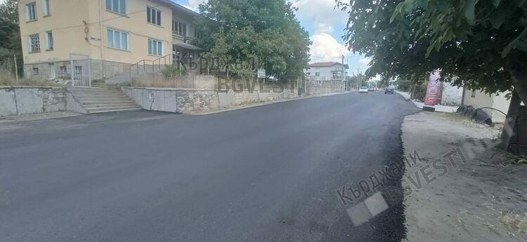 Асфалтират и обновяват входа на Момчилград