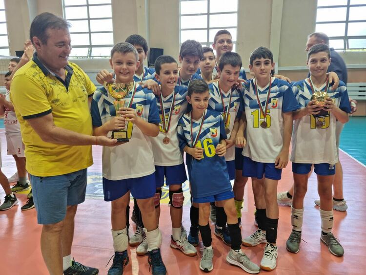 Нашите момчета се завърнаха от финалите по волейбол с бронзови медали