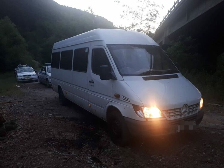 Шофьор на микробус, превозвал нелегални мигранти, е задържан в полицията в Карлово