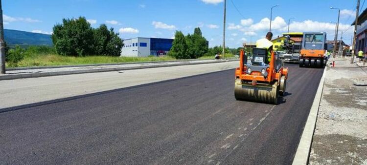 Започна полагането на първия слой асфалт по улица &bdquo;Освобождение&ldquo; в кв. Тева