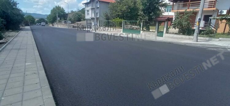 Асфалтират и обновяват входа на Момчилград