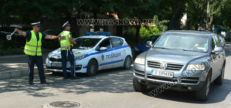 Пътни полицаи проверяваха преминаващите водачи по бул. "България" в Хасково