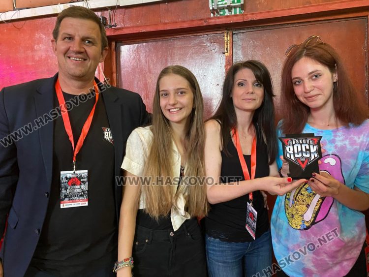 Млади таланти от Хасково получиха музикални инструменти от кампанията  „Подари мечта“