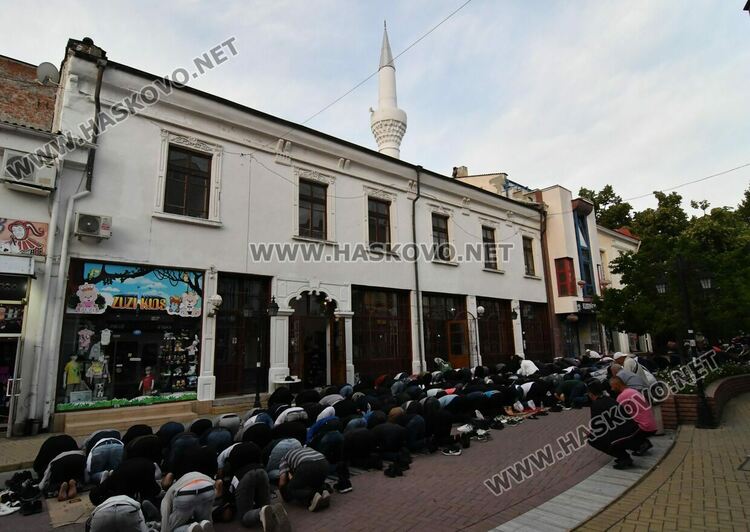 Хасковските мюсюлмани с първа молитва за Курбан Байрам