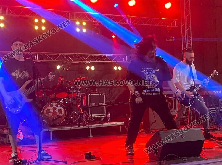 Млади таланти от Хасково получиха музикални инструменти от кампанията  „Подари мечта“