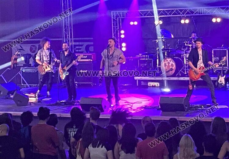 Млади таланти от Хасково получиха музикални инструменти от кампанията  „Подари мечта“