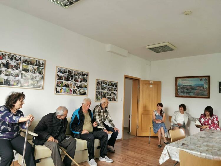 Дами от структурата на ГЕРБ дариха книги на Дома за стари хора във Фатово