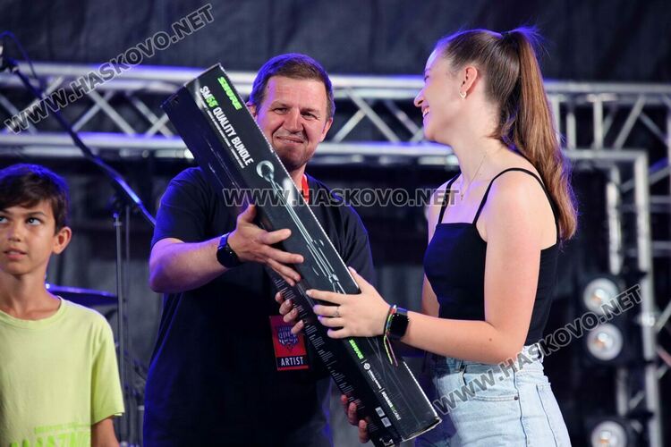 Млади таланти от Хасково получиха музикални инструменти от кампанията  „Подари мечта“