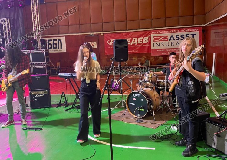 Млади таланти от Хасково получиха музикални инструменти от кампанията  „Подари мечта“