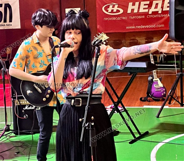 Млади таланти от Хасково получиха музикални инструменти от кампанията  „Подари мечта“