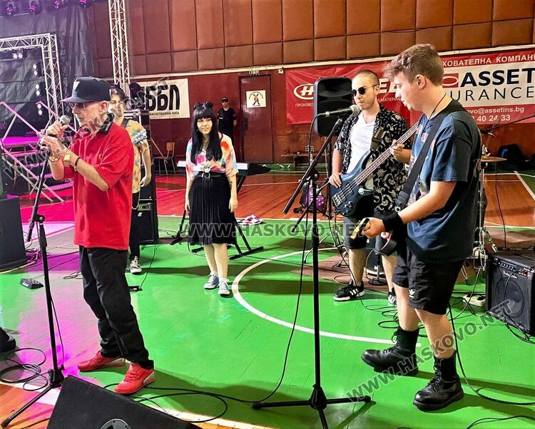 Млади таланти от Хасково получиха музикални инструменти от кампанията  „Подари мечта“