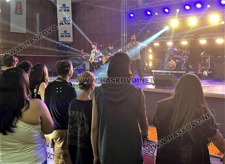 Млади таланти от Хасково получиха музикални инструменти от кампанията  „Подари мечта“