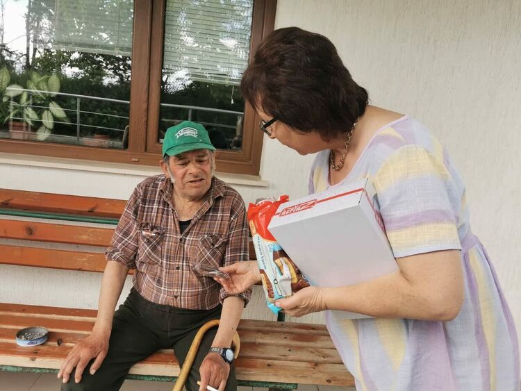 Дами от структурата на ГЕРБ дариха книги на Дома за стари хора във Фатово