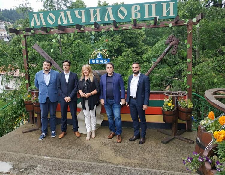 Министри и депутати на посещение в Момчиловци