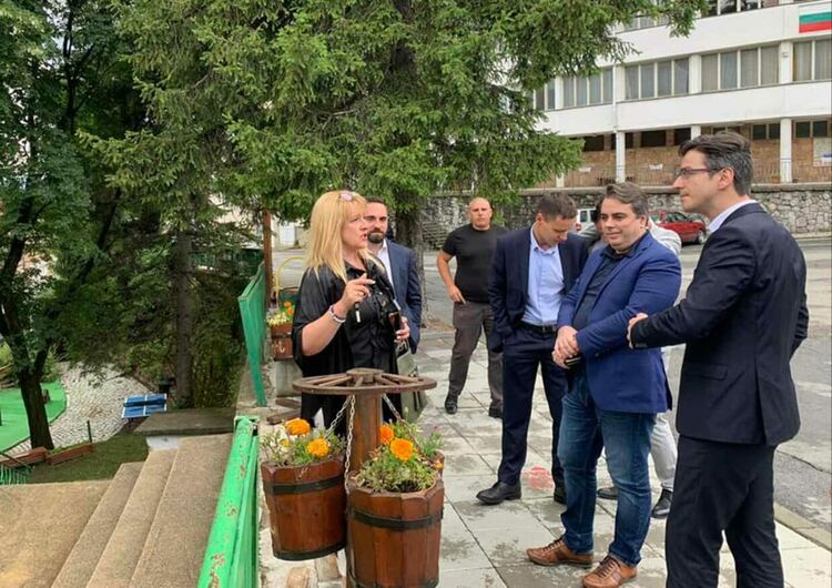 Министри и депутати на посещение в Момчиловци