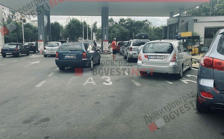 Отстъпките за горива направиха опашки по димитровградските бензиностанции