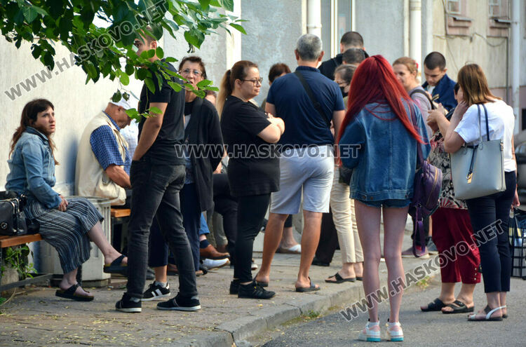 Опашка пред Паспортна служба в Хасково на Курбан Байрам