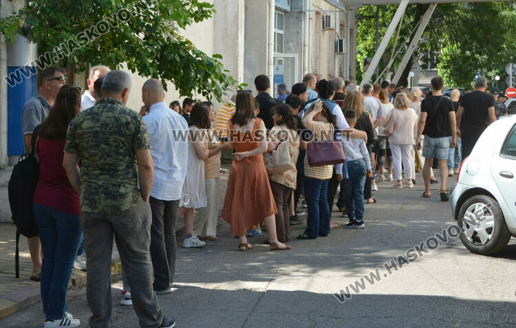 Опашка пред Паспортна служба в Хасково на Курбан Байрам
