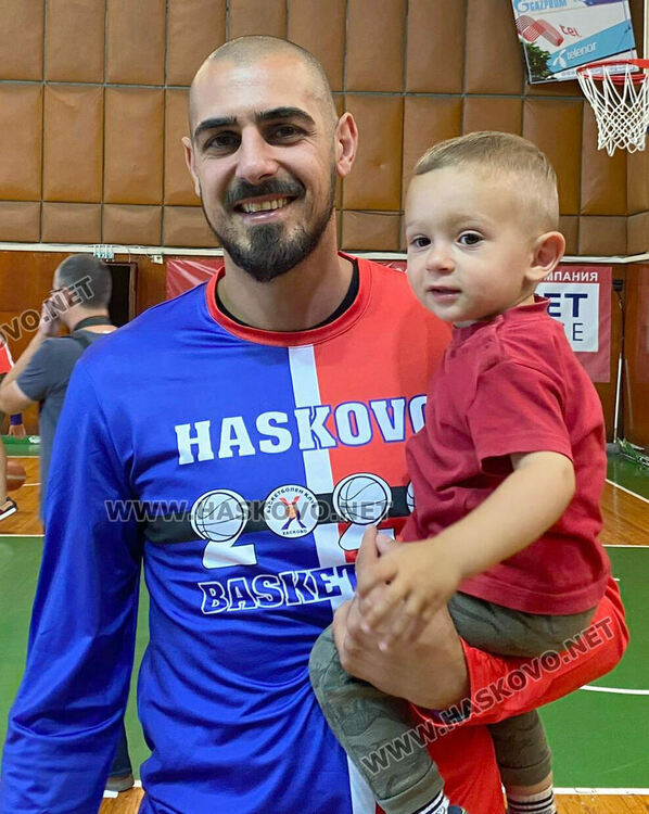 Тихомир  Желев с малкия си син и вече с фланелка с цветовете на Хасковския тим