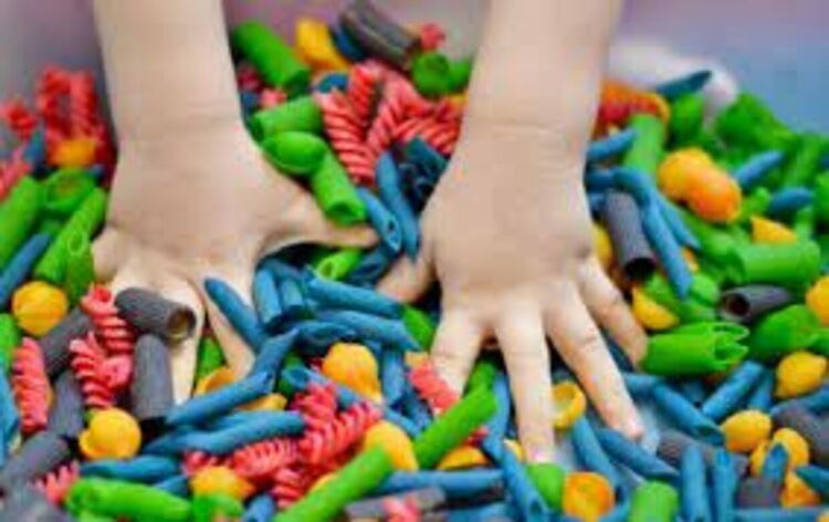 Деца в Радомир правиха макаронени бижута