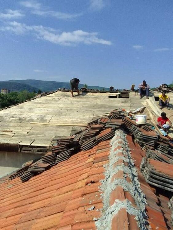 Голяма част от покрива на Регионалния исторически музей в Перник вече е обновена