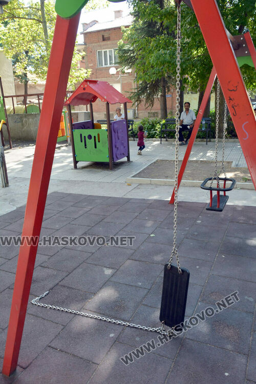 Изпочупиха детска площадка в центъра на Хасково