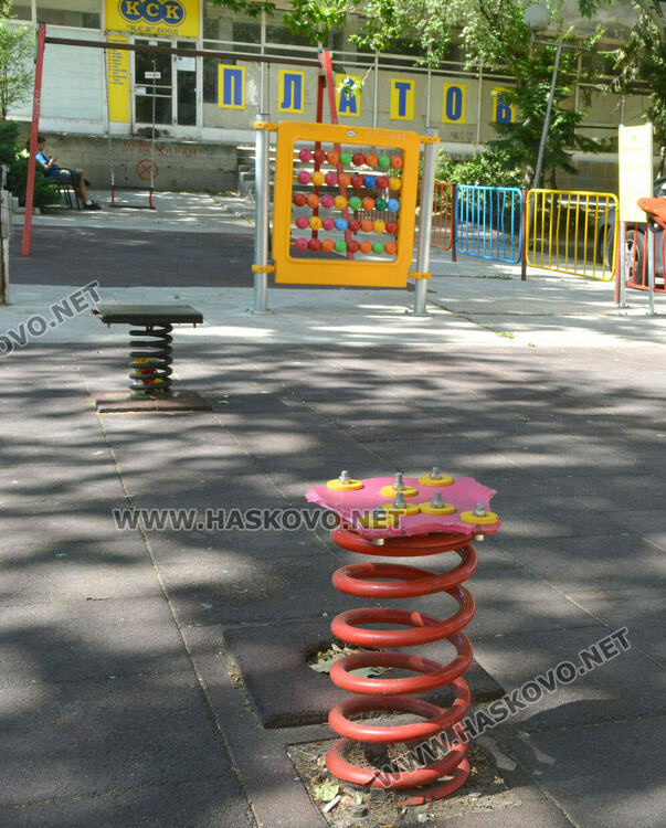 Изпочупиха детска площадка в центъра на Хасково
