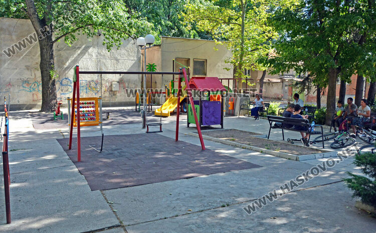 Изпочупиха детска площадка в центъра на Хасково