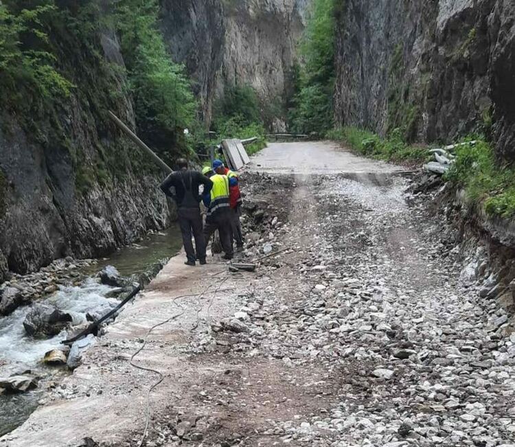 Ограничават временно движението по пътя Тешел – Триград заради асфалтиране