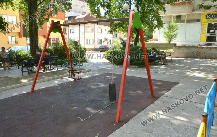 Изпочупиха детска площадка в центъра на Хасково