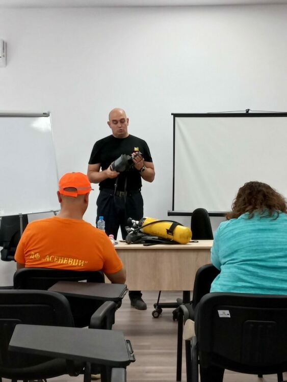 ДФ "Асеневци" в съвместно обучение с доброволци от Румъния 