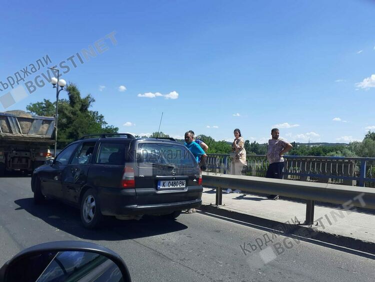 Поредно огъване на ламарини в натоварения трафик на Ардински мост днес, кола пострада при изпреварване