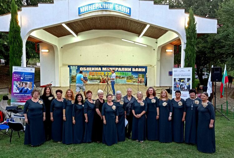 Дамски хор „Незабравки” фаворит на публиката и участниците в национално турне 