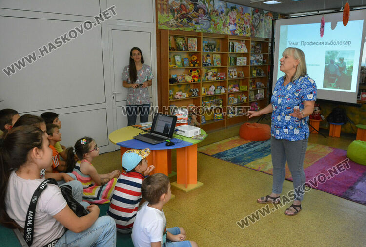Професията зъболекар представи на децата в библиотеката д-р Атанасова