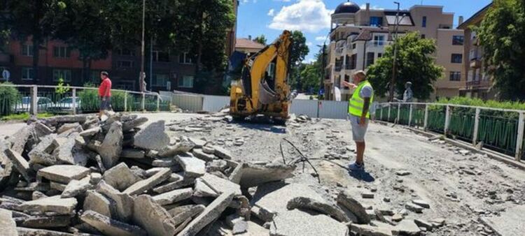 Започна ремонта на пешеходния мост над река Струма при ул. „Райко Даскалов“ и ул. „Струма“