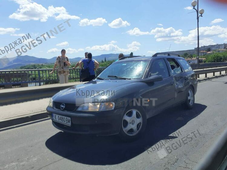 Поредно огъване на ламарини в натоварения трафик на Ардински мост днес, кола пострада при изпреварване