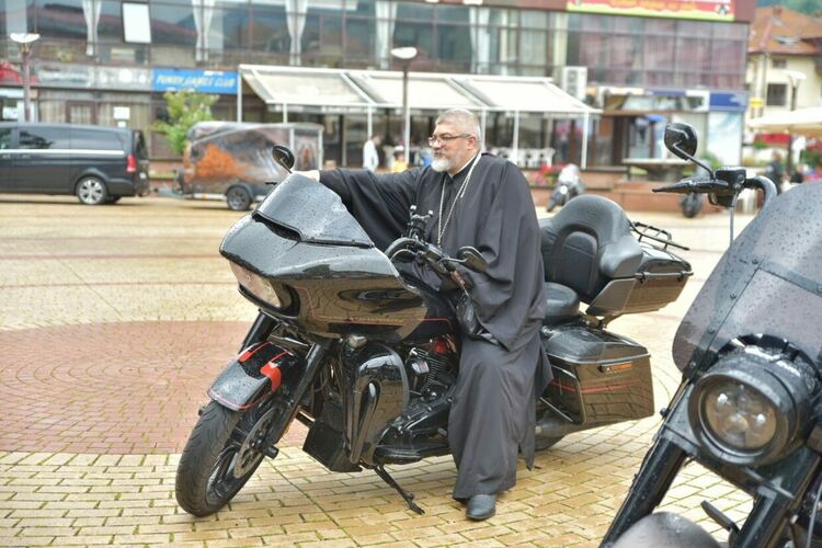 На събора на мотористите в Чепеларе събраха над 2500 лева за църквата в града