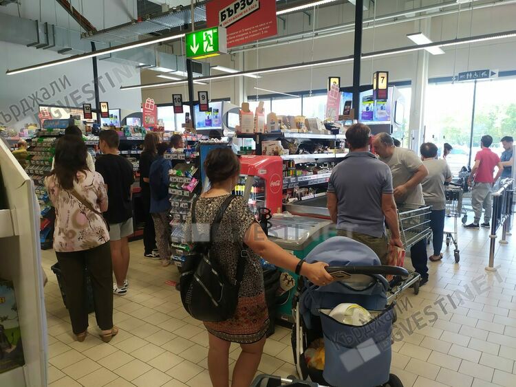 Изселниците стъписани от цените в Кърджали, пазаруват плахо