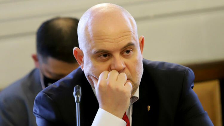 Гешев не знае защо депутатите го викат по спешност, но се яви в НС