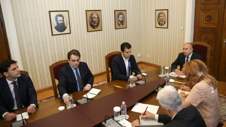 Консултациите започнаха, Радев чака от партиите формулата за излизане от политическата криза 