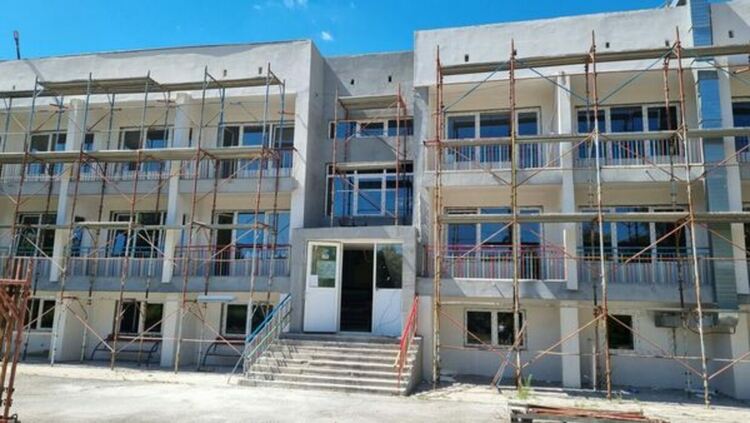 Продължава работата по подобряването на енергийната ефективност на сградата на ОУ „Св. Иван Рилски“ и ПМГ „Христо Смирненски“