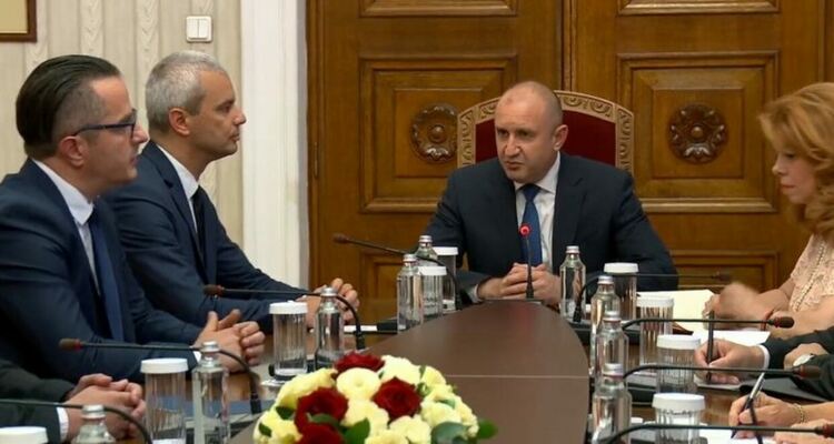 Сн.: facebook.com/PresidentRumenRadev