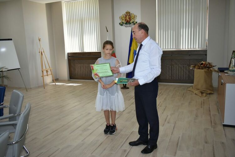 10-годишната Азра е победител в конкурса „Най-интересна приказка, написана от дете“