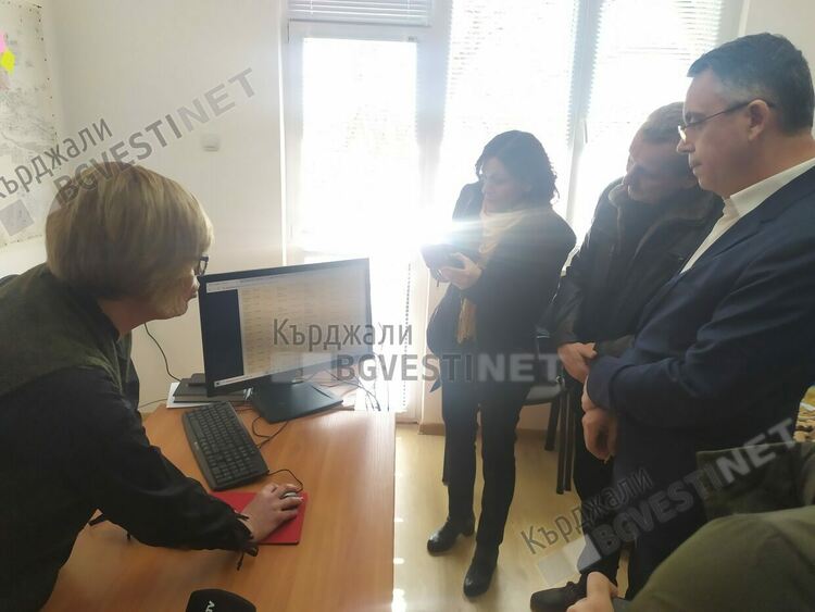 Маркират паркоместата на Синята зона, молят шофьорите да освободят  в събота ул.”Стадионска” от паркирани автомобили