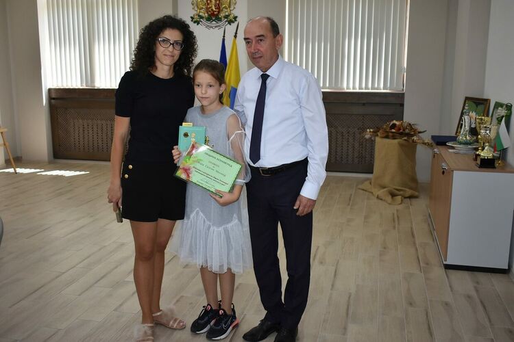 10-годишната Азра е победител в конкурса „Най-интересна приказка, написана от дете“