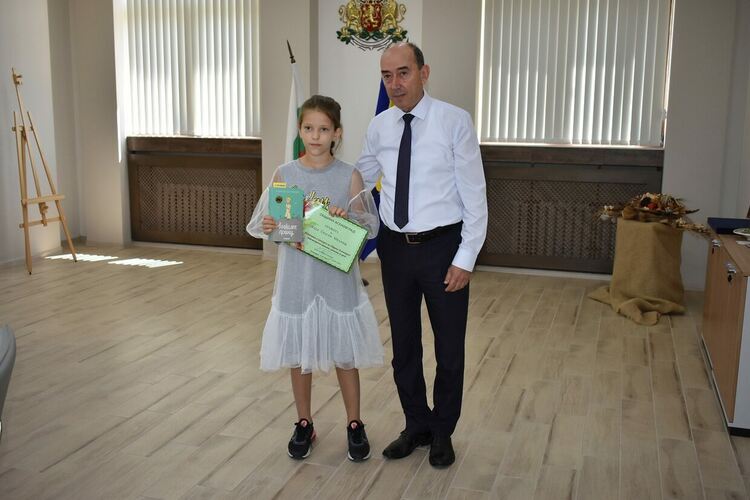 10-годишната Азра е победител в конкурса „Най-интересна приказка, написана от дете“