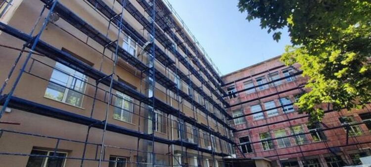 Продължава работата по подобряването на енергийната ефективност на сградата на ОУ „Св. Иван Рилски“ и ПМГ „Христо Смирненски“